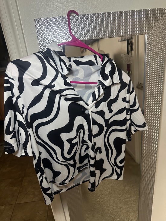 Tops - Black & White Swirl Button-Up Crop Top - Women